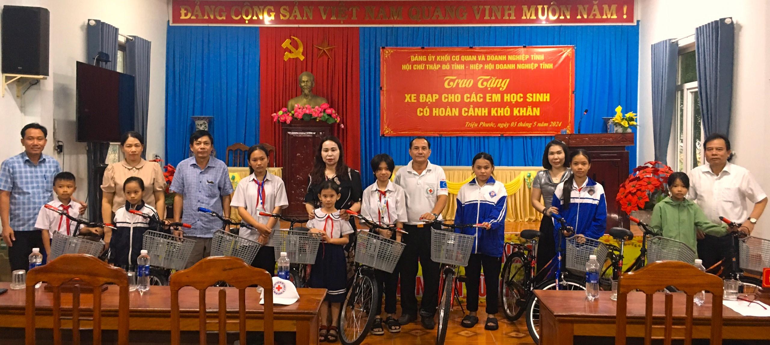 Tặng 15 xe đạp cho học sinh có hoàn cảnh khó khăn ở xã Triệu Phước